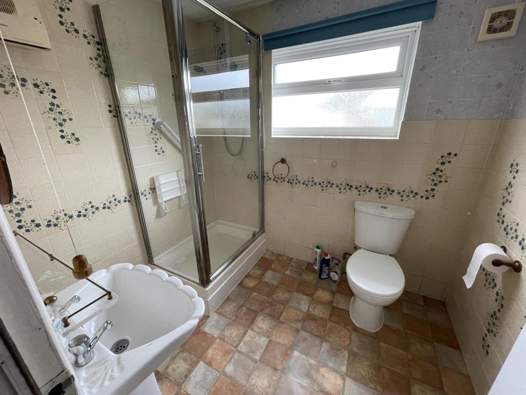 Lot: 141 - DETACHED BUNGALOW WITH CONSERVATORY FOR IMPROVEMENT - shower room